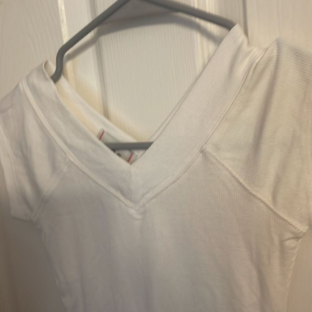NWOT BDG Vneck Top Size Small - Picture 3 of 8